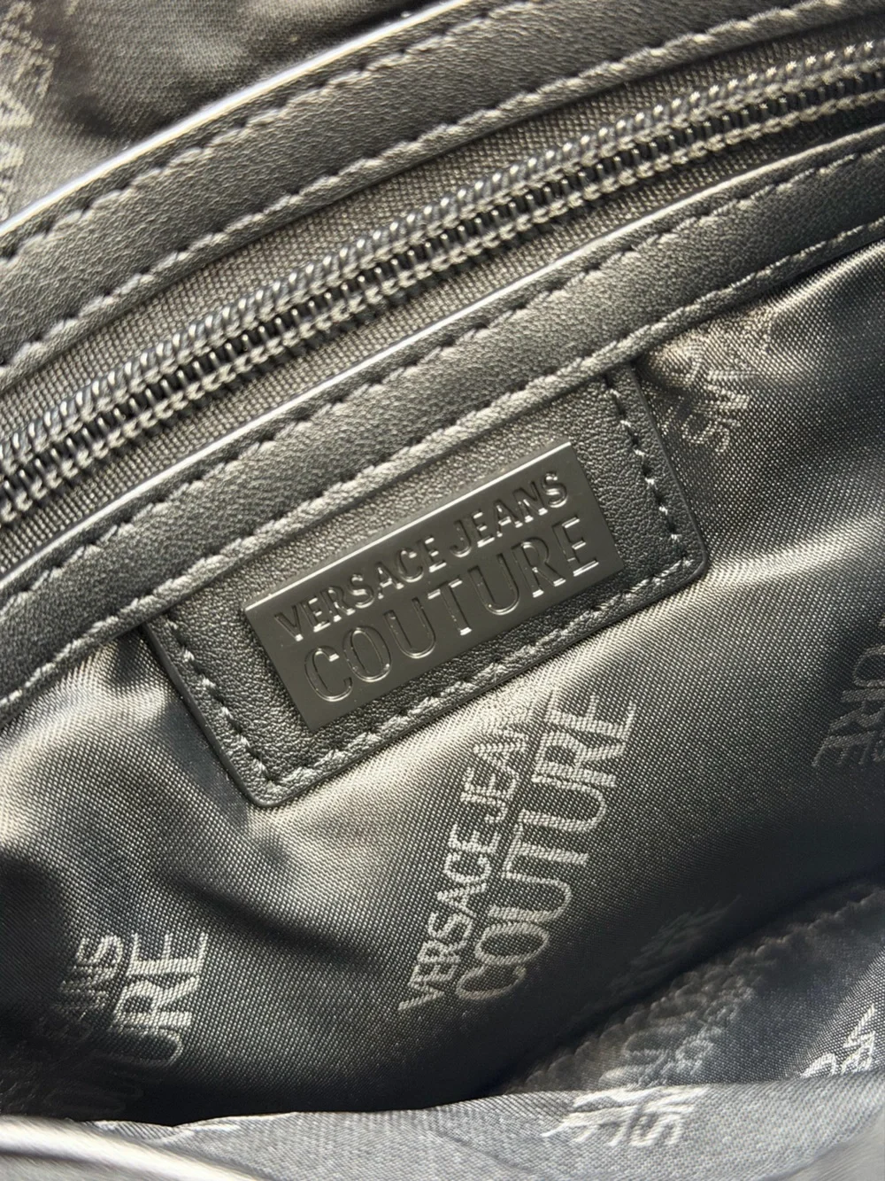 🆕 VERSACE JEANS COUTURE 🧿 NWT Logo Crossbody Bag, Black & Gold *SMALL FLAW*